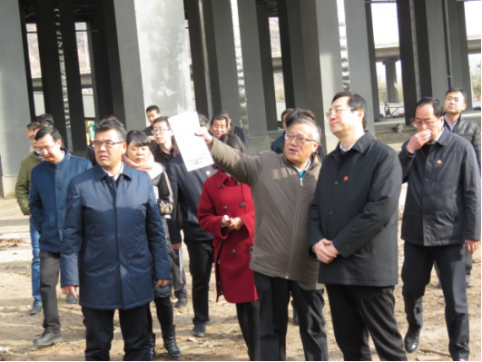 省委常委、西寧市委書記王曉在青海省物產(chǎn)集團(tuán)總公司黨委書記、總經(jīng)理王玉輝陪同下，深入青海物產(chǎn)朝陽物流園區(qū)。